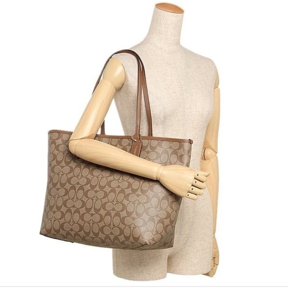 ❌SOLD❌ NWT COACH Signature Reversible Tote Khaki - Picture 4 of 8